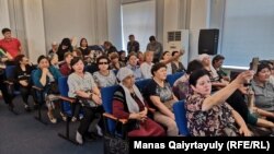 Проблемные заемщики ипотечных кредитов в общественной приемной филиала партии «Нур Отан». Алматы, 21 мая 2019 года.