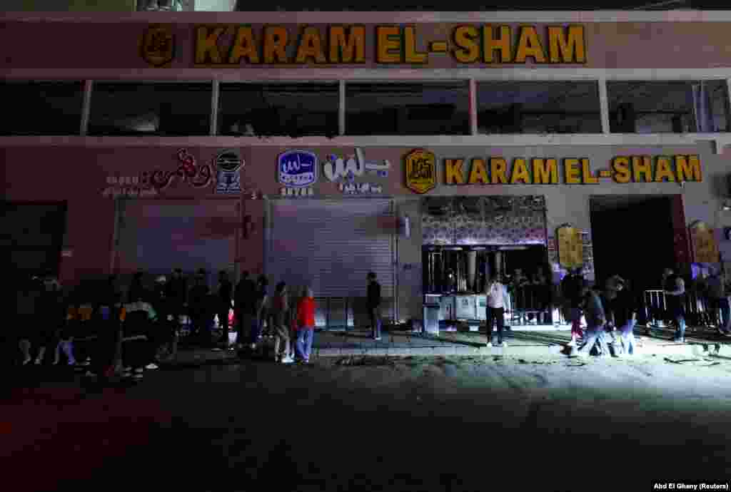 Closed shops in Cairo seen on March 28 after Egypt's government mandated that shops must close by 9 p.m. amid the energy shortage caused by the US-Israel war with Iran.