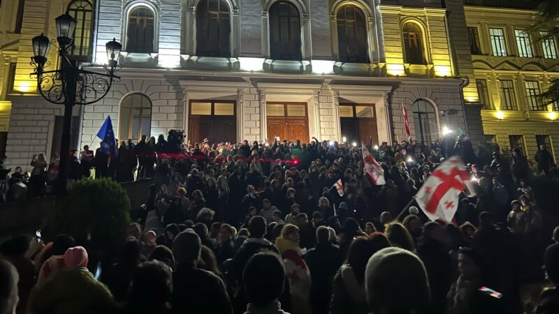 თსუ-ს პირველ კორპუსთან, სადაც აქციის მონაწილეები მივიდნენ, პოლიციაა მობილიზებული