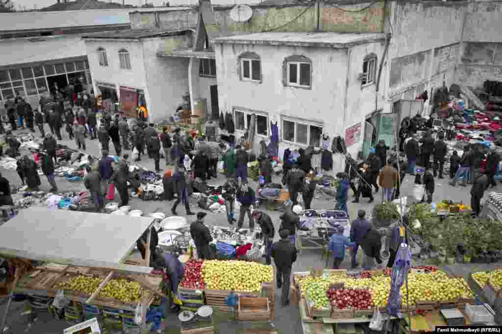Özəlliklə də şənbə-bazar günü bazarda adam çox olur. Elə bunu bilən satıcılar toyuq-cücə, mer-meyvə də satırlar.