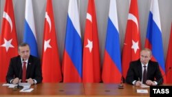 Rejep Taýyp Erdogan (çepde) we Wladimir Putin. 2013 ý.