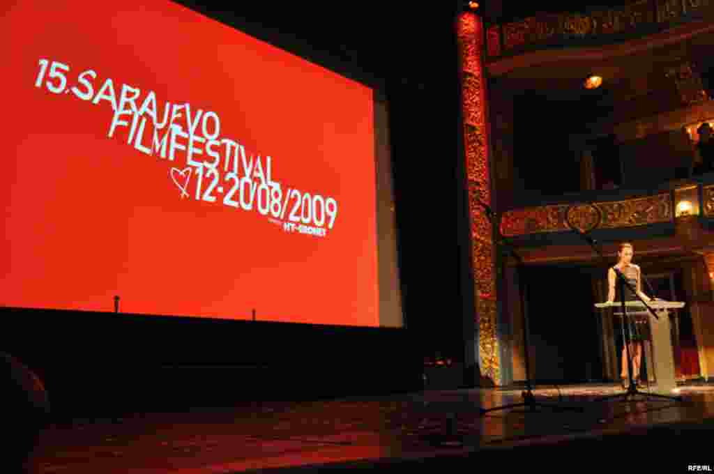 Završen Sarajevo Film Festival - BiH - Dodelom festivalskih nagrada u Narodnom pozorištu u Sarajevu u četvrtak je zatvoren 15. Sarajevo Film Festival. Film „Ordinary people“ srpskog reditelja Vladimira Perišića, koji je rađen u srpsko- francusko- švajcarskoj koprodukciji, pobednik je 15. Sarajevo film festivala. Ovo filmsko ostvaranje dobilo je nagradu Srce Sarajeva za najbolji film. 