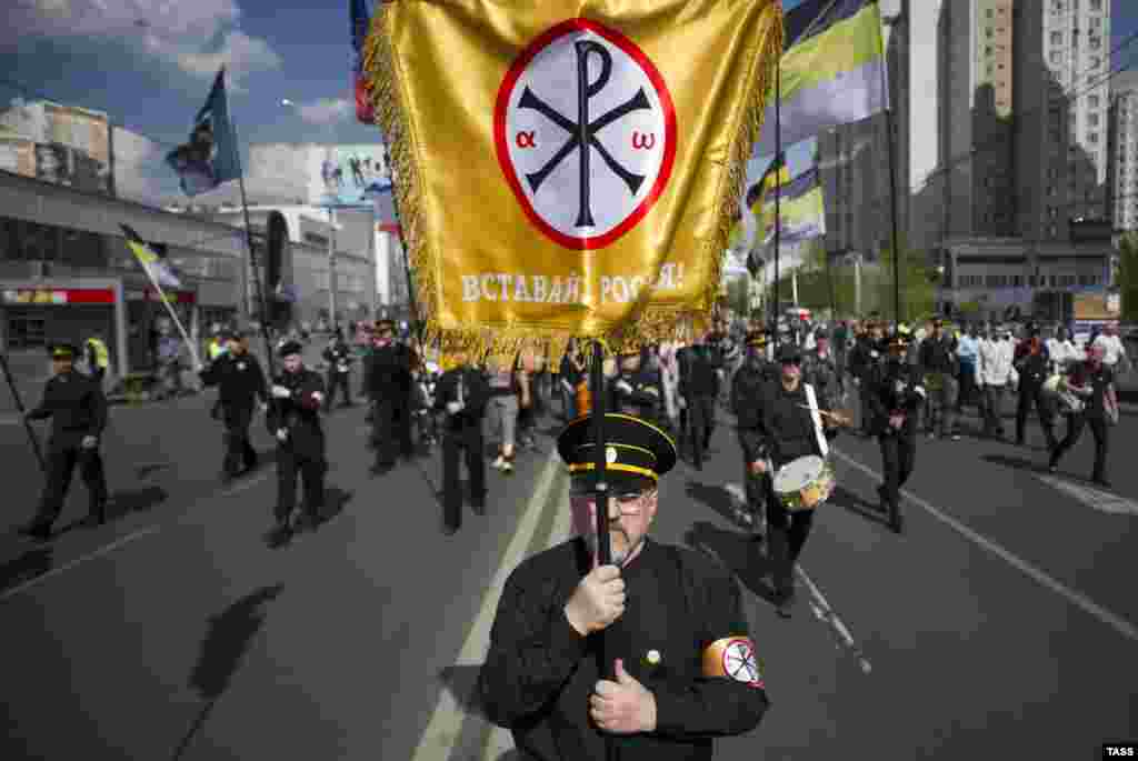 Russian nationalists attend a &quot;Russian Spring&quot; demonstration on Labor Day in Moscow on May 1. (ITAR-TASS/Sergei Bobylev)