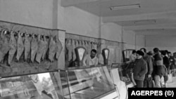 Imagine tipică a unei alimentare din România perioadei anilor 1980.