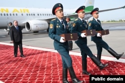 Субҳи 19-уми май капсулаҳо бо хок аз маҳалли дафни қаҳрамонони Тоҷикистон Нусратулло Махсум, Шириншоҳ Шоҳтемур ва Нисор Муҳаммадро аз Русия ба Тоҷикистон оварданд.