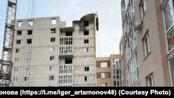 საილუსტრაციო ფოტო. რუსეთის ლიპეცკის ოლქის ქალაქ ელეცზე დრონებით შეტევის შედეგად დაზიანებული მშენებარე სახლი. 2025 წლის 3 ივლისი 