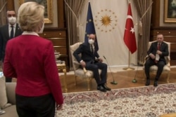 Недоумевающая глава Еврокомиссии Урсула фон дер Ляйен стоит перед усевшимися Реджепом Эрдоганом и председателем Европейского совета Шарлем Мишелем. Анкара, 6 апреля 2021 года