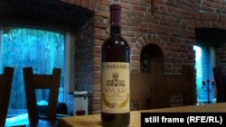 Бутылка вина мускат белый «Красного камня». Умань, июнь 2020 года