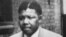 Nelson Mandela la începutul anilor 60, înainte de a fi condamnat la închisoare penru sabotaj.
