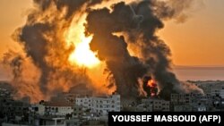 Последствия израильских ракетных обстрелов в городе Газа.