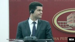 Помошникот државен секретар на САД за европски прашања Вес Мичел. 