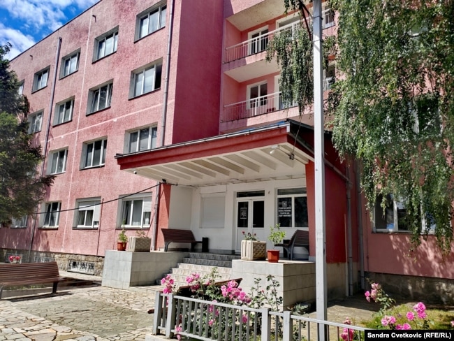 Ndërtesa e Qendrës Studentore në Mitrovicë të Veriut në qershor 2026.