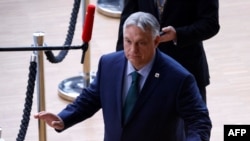 Premierul maghiar, Viktor Orban, a intrat în repetate rânduri în conflict cu SUA și UE, care îl acuză că prin politicile sale subminează democrația și statul de drept din Ungaria.
