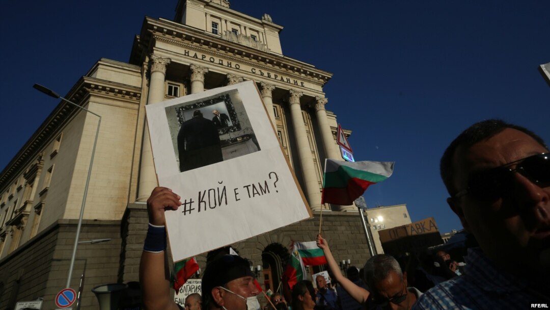 Продължилите месеци наред протести с искане за оставка на Бойко Борисов и Иван Гешев започнаха в деня, в който прокуратурата влезе в президенствтото, за да събира доказателства срещу двама съветници на Румен Радев.