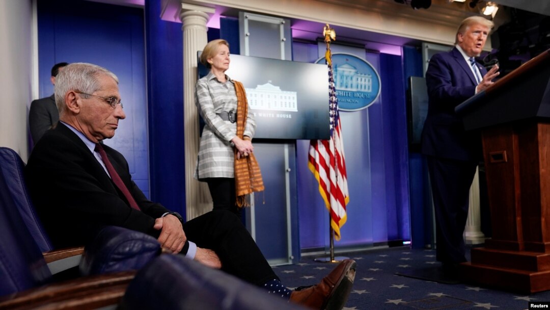 Donald Trump, alături de consilierii medicali Anthony Fauci și Deborah Birx