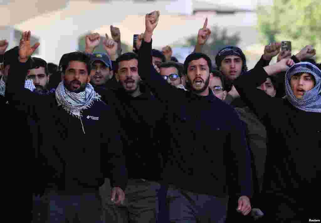 تجمع حامیان گروه‌های مسلح شیعه عراق در نزدیکی منطقه سبز بغداد، پس از اعلام خبر کشته شدن رهبر جمهوری اسلامی.