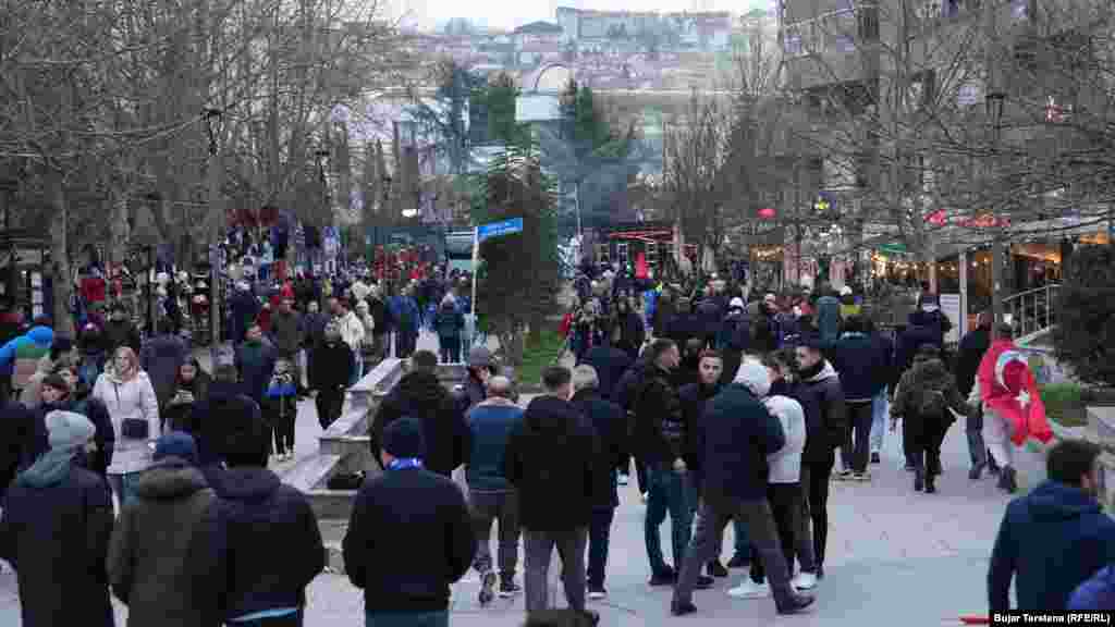Një rrugë që çon drejt Stadiumit "Fadil Vokrri" nga sheshi kryesor i Prishtinës, i mbushur me njerëz para ndeshjes vendimtare mes Kosovës dhe Turqisë për një vend në Kupën e Botës 2026.