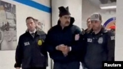 Ніколаса Мадуро супроводжують федеральні агенти з боротьби з наркотиками на базі Управління з боротьби з наркотиками США в Нью-Йорку (стоп-кадр із відео)