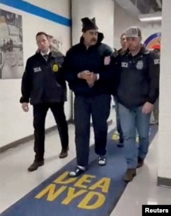 Wenesuelanyň gyrakladylan prezidenti Nikolas Maduro ABŞ-nyň Neşe serişdelerine garşy göreş gullugynyň Nýu-Ýorkdaky edarasynda.