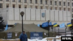 Біля будинку Центрвиборчкому вже розташувалися прихильники Партії регіонів. Фото 5 лютого