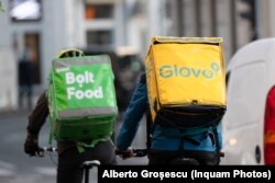 Cele mai importante platforme care operează în România în domeniul livrărilor de mâncare la domiciliu sunt Glovo, Bolt, Bringo și nou intrata Wolt (fost Tazz). Împreună adună o cifră de afaceri anuală de un miliard de lei.