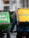 Doi livratori de la Bold și Glovo – două dintre cele mai importante companii de curierat din țară.