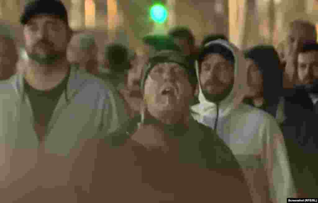 Među pristalicama režima okupljenim u "Ćacilendu" bio je Zlatko Novković američki i ruski državljanin srpskog porekla. Pokretom ruke preko vrata poslao je poruku okupljenim demonstrantima na protestu protiv vlasti. 2. novembra 2025. godine. Novković je tokom devedesetih bio dobrovoljac u paravojnim formacijama koje su delovale u Sarajevu.