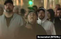 Među pristalicama režima okupljenim u "Ćacilendu", ispred Skupštine Srbije, bio je Zlatko Novković američki i ruski državljanin srpskog porekla. Pokretom ruke preko vrata poslao je poruku okupljenim demonstrantima na protestu protiv vlasti. 2. novembar 2025.