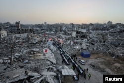 Palestinienii la masa de Iftar, în prima zi a lunii sfinte Ramadan, lângă ruinele clădirilor rezidențiale distruse în timpul ofensivei israeliene care a durat doi ani. Orașul Gaza, 18 februarie 2026.