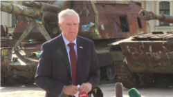 Линдси Грэмдин Киевде Орусиянын Украинада талкаланган аскердик техникасынын фонунда журналисттердин суроолоруна жооп берүүдө. 2026-жылдын 10-июлу