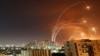 Ashkelon felett kergetik a Vaskupola elhárítórakétái a Gázából kilőtteket. Tel Avivra éjszaka rakétaeső zúdult. 