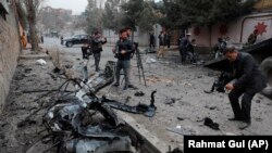 Avganistanski novinari snimaju na mestu bombaškog napada u Kabulu 20. februara.