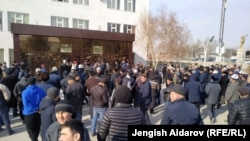 Митингующие в Баткенской области. 22 февраля 2021 года. 