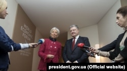 Президент України Петро Порошенко і директор-розпорядник МВФ Крістін Лаґард. Давос, 24 січня 2018 року