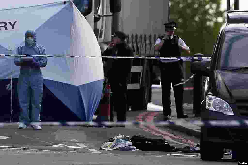 Poliția anchetează la locul asasinării unui militar britanic, la Woolwich, &icirc;n sud estul Londrei, 22 mai 2013