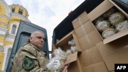 Волонтери пакують великодні паски солдатам на передову в Михайлівському соборі Києва, 7 квітня 2015 року