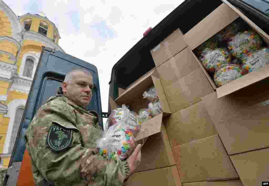 Voluntari împachetează tradiționalul cozonac de Paști pentru militaro, după binecuvîntarea sa la Kiev de către Filaret, Patriarhul Bisericii Ortodoxe ucrainene, la 7 aprilie 2015. &nbsp;