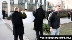 Protest în faţa ambasadei ruse de la Chişinău