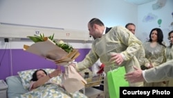 Северна Македонија - Орце Ѓорѓиевски, градоначалник на Скопје, во посета на првороденото дете во Новата година, Скопје, 1 јануари 2026 