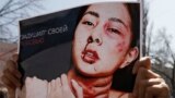 Айзада Канатбекова ала качуунун курмандыгы болгондон кийин акцияга чыккандар көтөргөн плакат. Бишкек, Кыргызстан. 2021-жыл. 