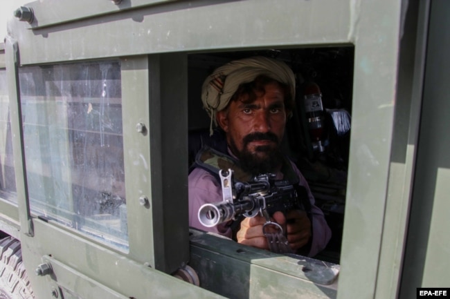 Një luftëtar taliban në Kandahar më 2021. Talibanët mohojnë se shënjestrojnë mbështetësit e Raziqit.