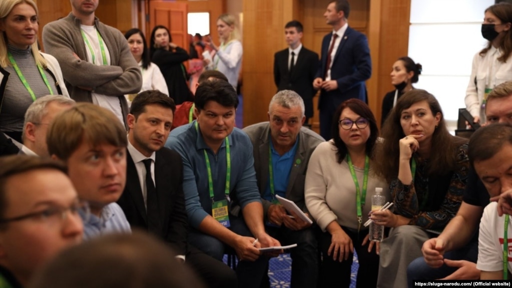 Президент Володимир Зеленський і депутати «Слуги народу» під час партійного з'їзду у Трускавці, 2 жовтня 2021 року