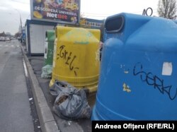 În multe zone din București, oamenii au la dispoziție containere pentru colectarea selectivă, dar nu le folosesc