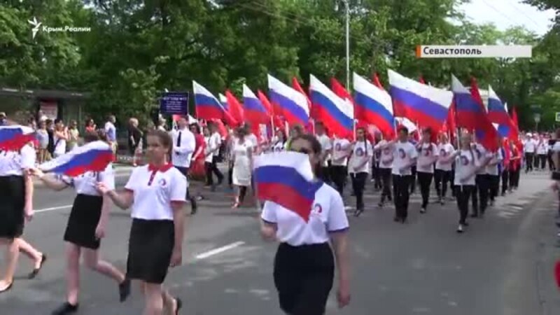 Севастополь: дети вышли на парад с российскими флагами (видео)
