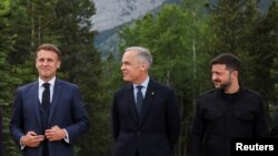 მარჯვნიდან მარცხნივ: უკრაინის პრეზიდენტი ვოლოდიმირ ზელენსკი G7-ის სამიტის მასპინძელი კანადის პრემიერ-მინისტრ მარკ კარნისა და საფრანგეთის პრეზიდენტ ემანუელ მაკრონთან ერთად. კანადა, 2025 წლის 17 ივნისი