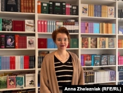 Єлизавета – книгарка у першій в Празі українській книгарні «Вуса Шевченка»