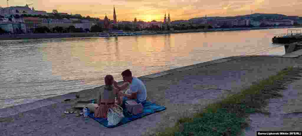 A pesti Dunaparton estefelé már jól esik kiülni a folyópartra hűsölni, kellemesebb az idő.