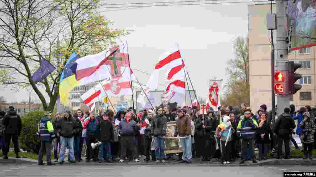 Шэсьце расьцягнулася&nbsp;&mdash; затрымкі былі на&nbsp;сьветлафорах, якія давалі на&nbsp;пераход нібыта меней часу, чым звычайна, каля 20&nbsp;сэкундаў. У&nbsp;дадатак да&nbsp;сьветлафораў пераход рэгулявалі супрацоўнікі міліцыі.