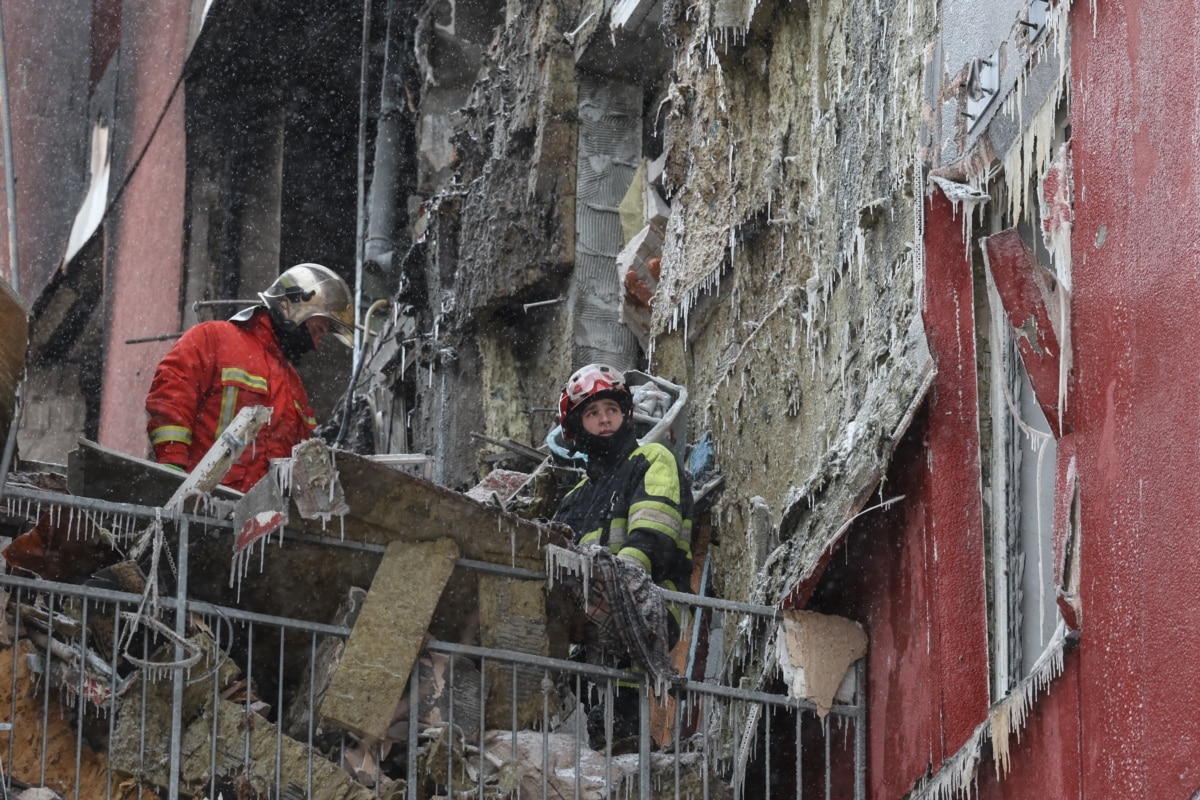 Сотні дронів та ракет і повторні удари: кадри під час та після масованої атаки з різних місць Києва (фоторепортаж)
