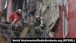 Сотні дронів та ракет і повторні удари: кадри під час та після масованої атаки з різних місць Києва (фоторепортаж)